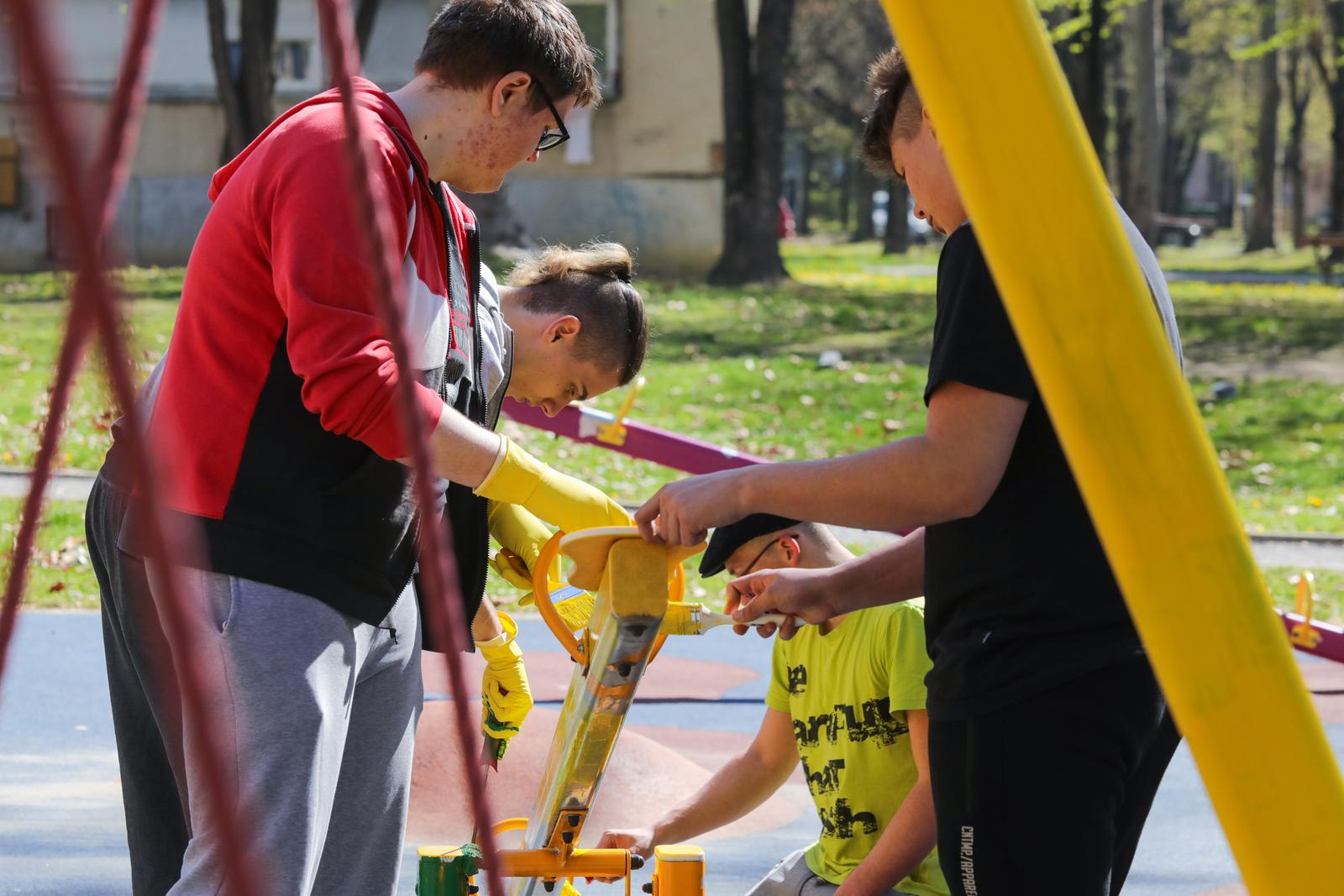 “Pometi prvo ispred svog praga” – učenici i studenti u suradnji s Unikom preuredili igralište na Vijencu Ivana Meštrovića