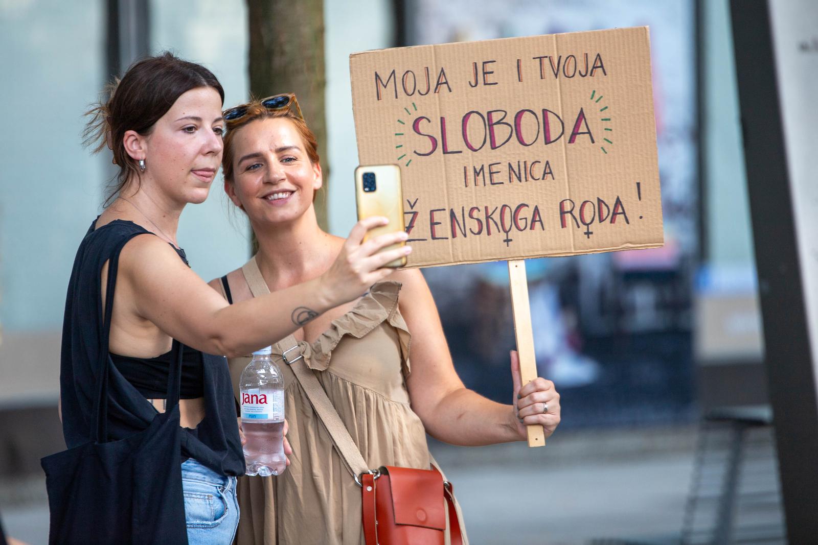 Održana javna akcija ”Sigurnost žena je odgovornost države” na Trgu slobode