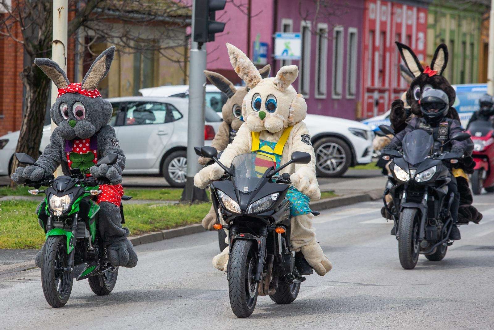Motozeke se provozali Osijekom i darivali djecu
