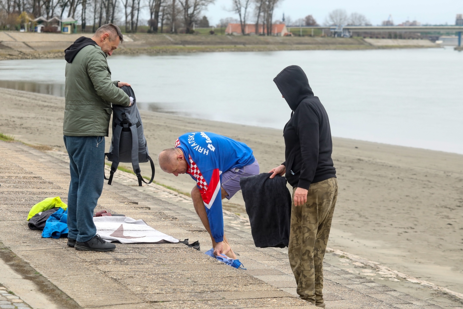 Legice i lege zaigrali picigin u hladnoj Dravi