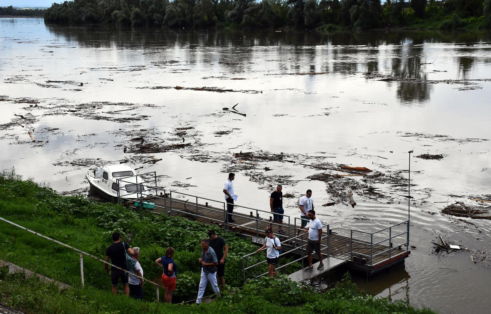 Otpad pluta rijekom Savom Otpad pluta rijekom Savom