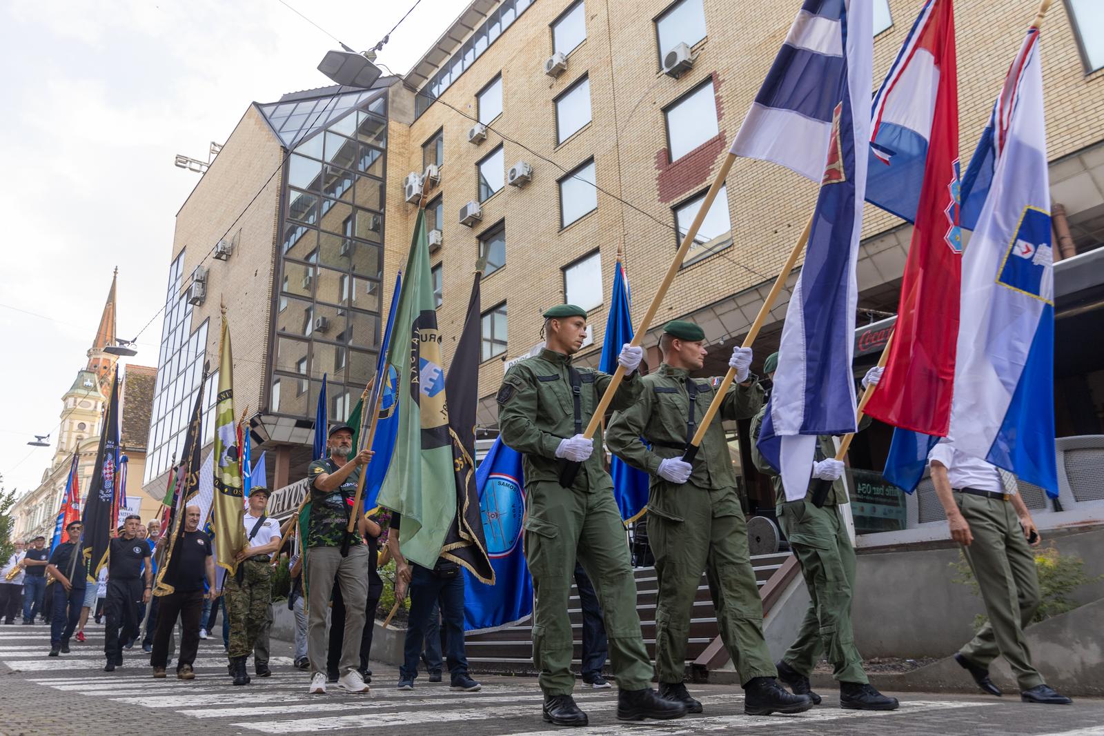 Svečanim mimohodom i bakljadom obilježen Dan osječkih banitelja Svečanim mimohodom i bakljadom obilježen Dan osječkih banitelja