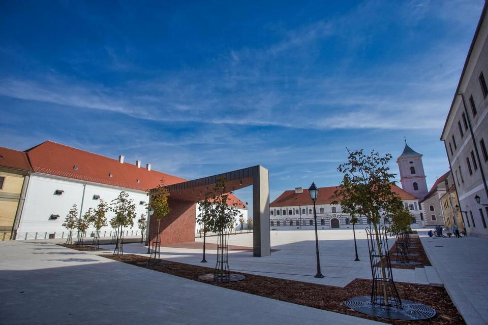 Radovi na obnovi Trga Vatroslava Lisinskog u Tvrđi bliže se kraju
