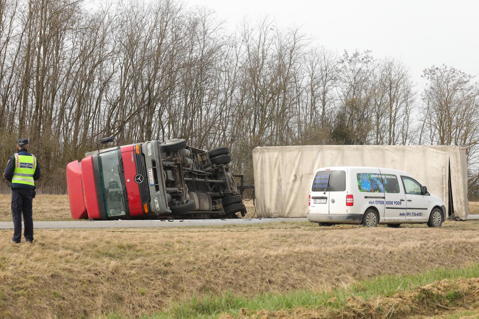 Prevrnut kamion na Podravskoj magistrali Prevrnut kamion na Podravskoj magistrali