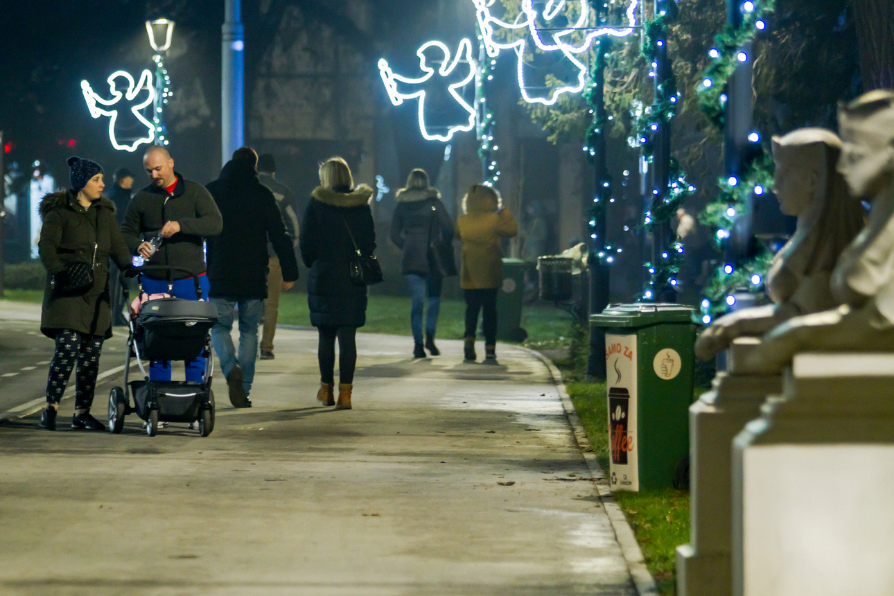 Svjetlosni efekti očarali i promijenili središte Osijeka Svjetlosni efekti očarali i promijenili središte Osijeka