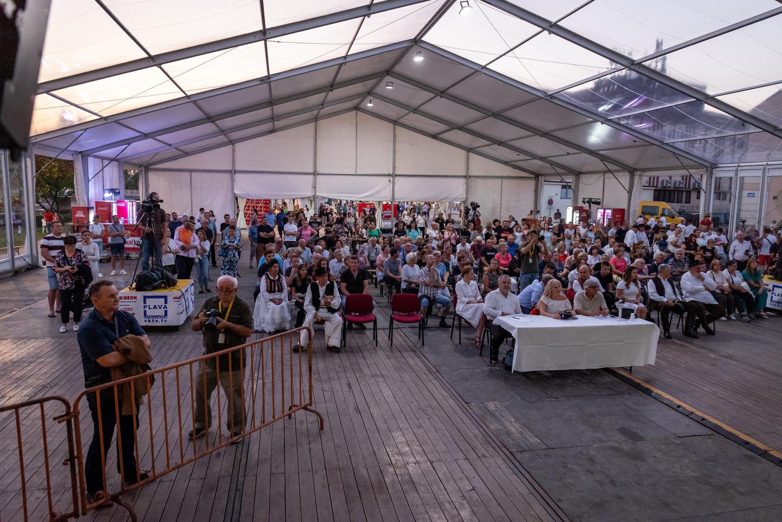 Folklornim večerima započele 58. Vinkovačke jeseni Folklornim večerima započele 58. Vinkovačke jeseni