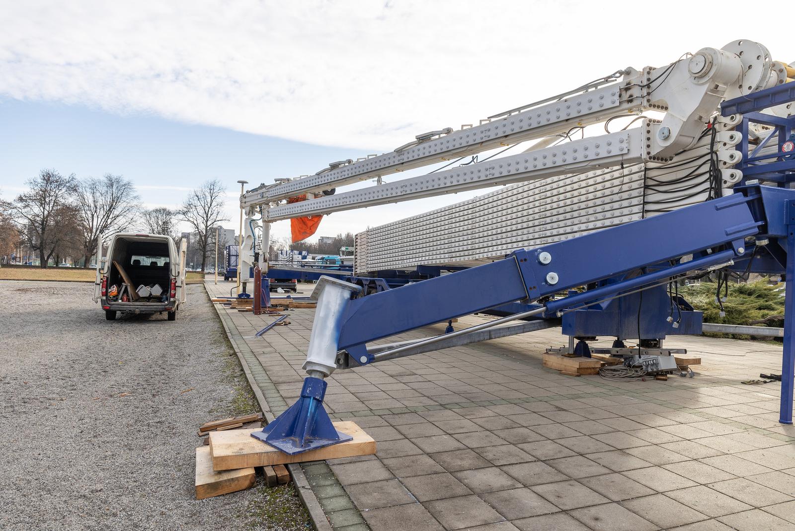Postavljanje 35-metarskog kotača kod Školjke