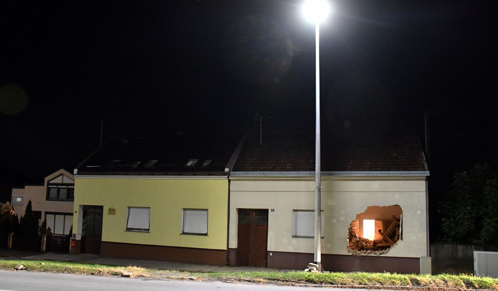 Nova Gradiška: Autom se zabio u obiteljsku kuću i poginuo