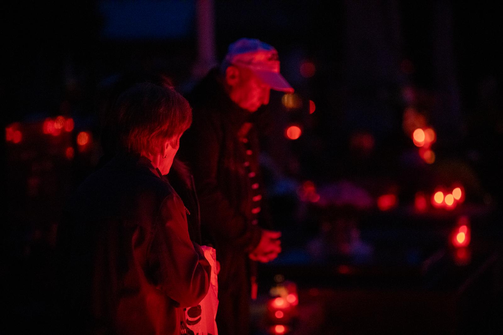 Paljenje svijeća na osječkom Groblju svete Ane