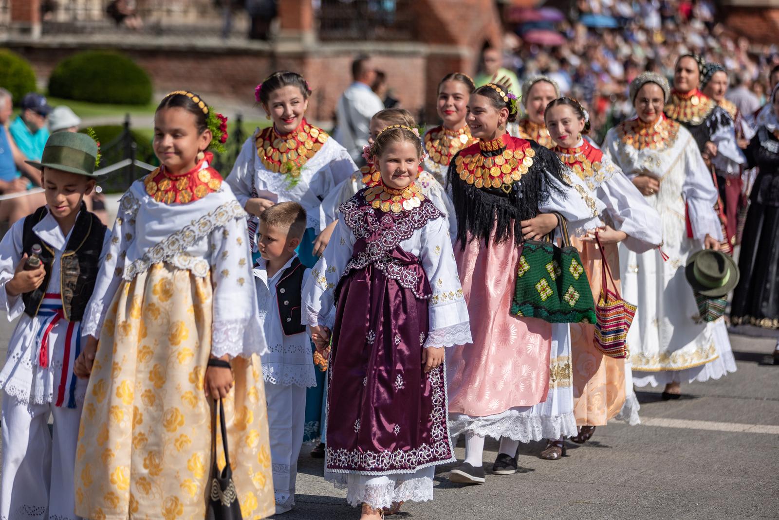 Veliki broj ljudi na svečanoj povorci 58. Đakovačkih vezova