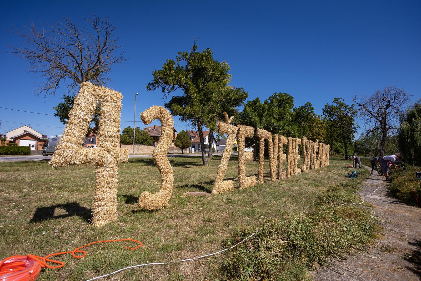 Slamnati ‘Šokac’ u centru Cerne poziva na 43. Žetvene svečanosti Slamnati ‘Šokac’ u centru Cerne poziva na 43. Žetvene svečanosti