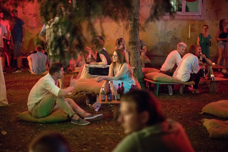 Kineska In Da Sofa u dvorištu fakulteta