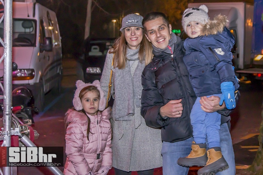 Advent_u_parku_koncert_Vatra_Si