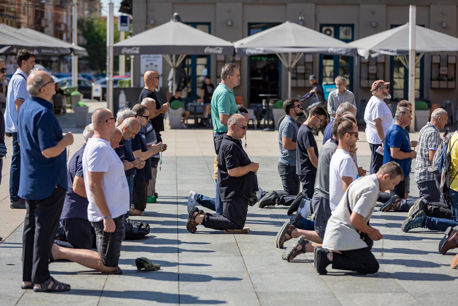 Molitelji pred konkatedralom, 3.8.2024.