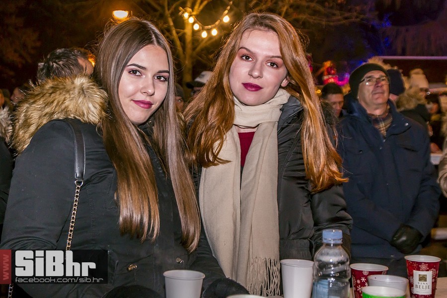 Advent_u_parku_koncert_Vatra_Si