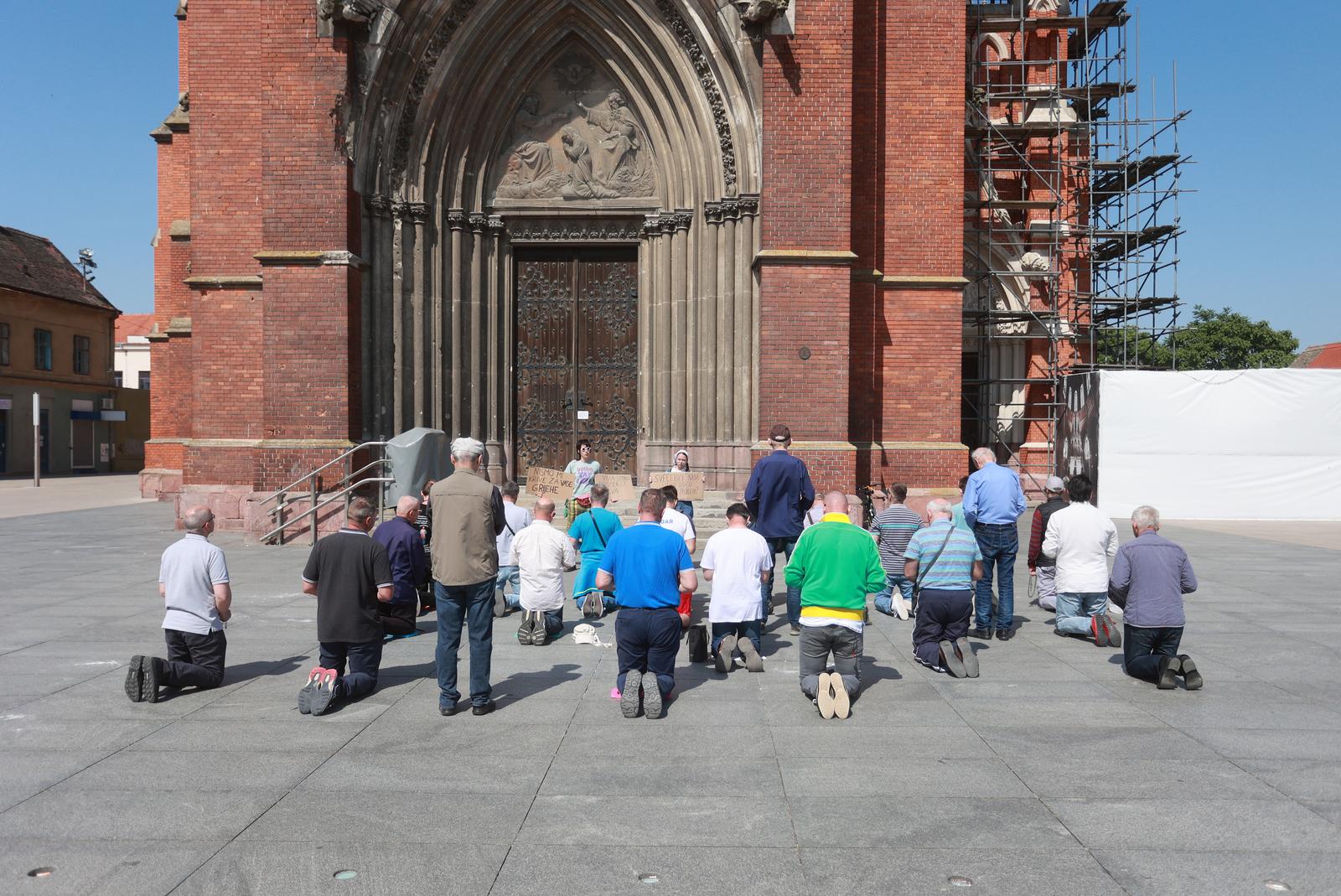 Molitelji ispred konkatedrale, 3.6.2023.