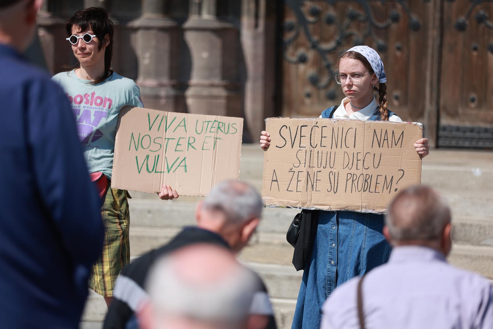 Molitelji ispred konkatedrale, 3.6.2023.