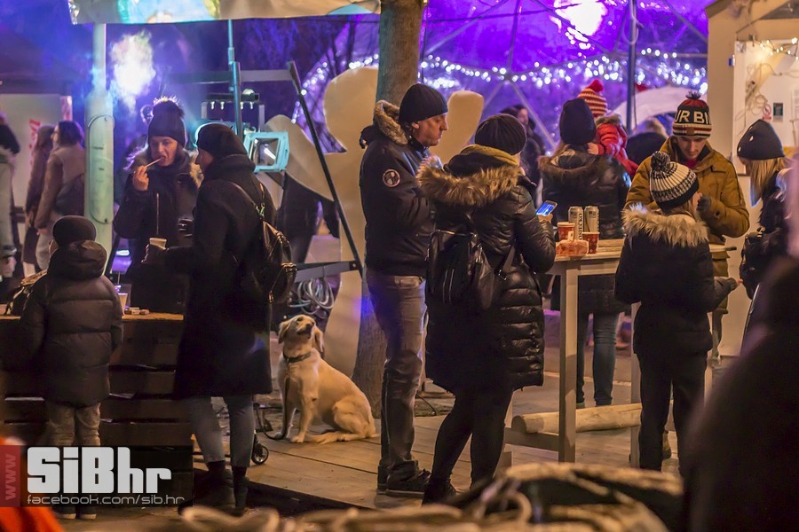 Advent_u_parku_koncert_Vatra_Si