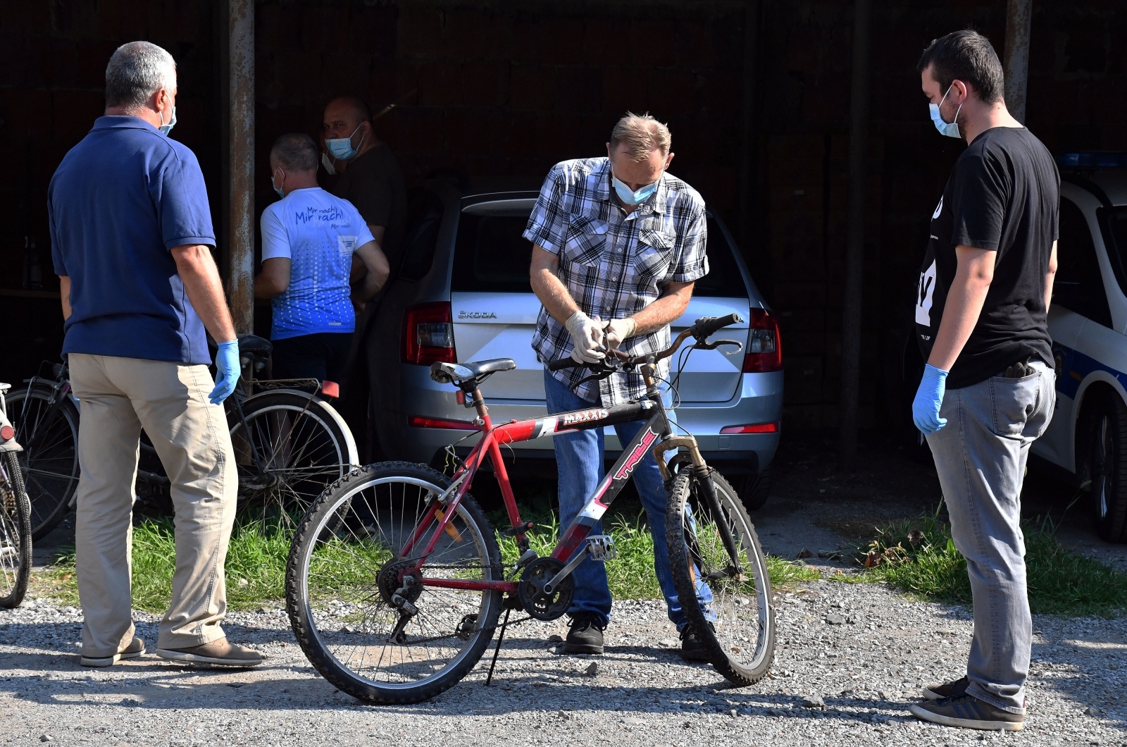 Rasprodaja u dvorištu policije u Slavonskom Brodu