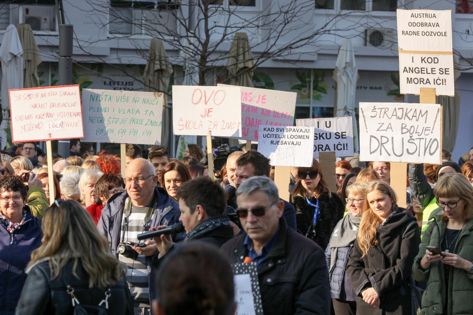 Osječani pružili podršku prosvjetarima