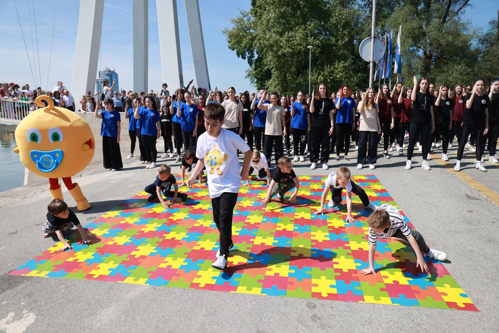 Osječani plešu u rim-tim-tagi-dim ritmu kod Pješačkog mosta