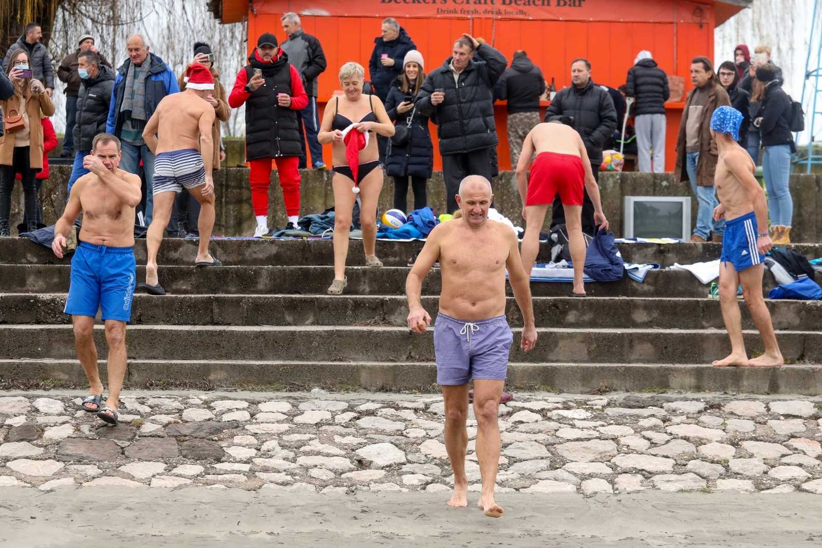 Legice i lege zaigrali picigin u hladnoj Dravi