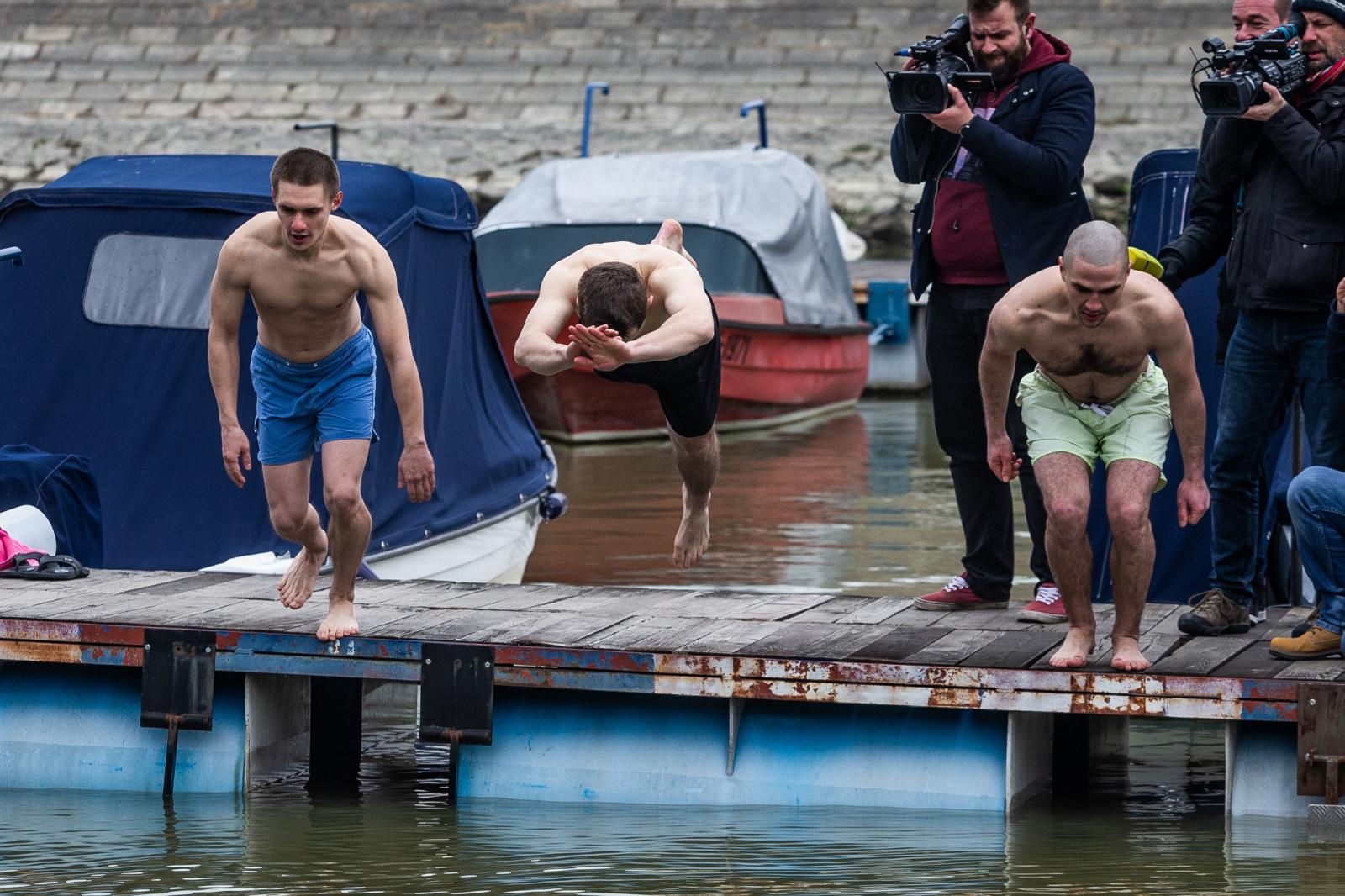 Skok u ledenu Dravu
