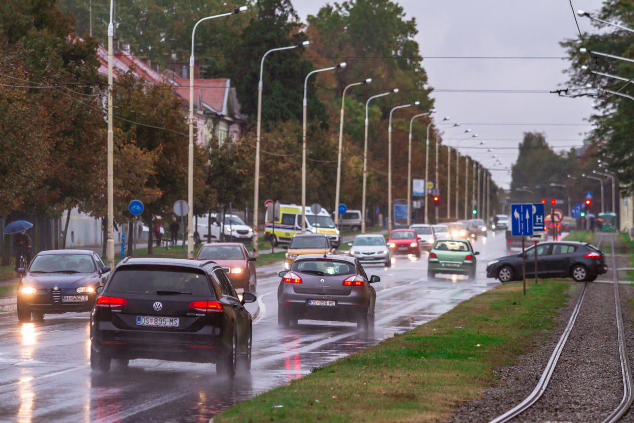 Kišni jesenji dan na osječkim ulicama