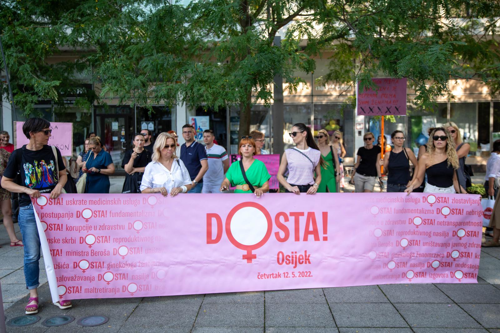 Održana javna akcija ”Sigurnost žena je odgovornost države” na Trgu slobode