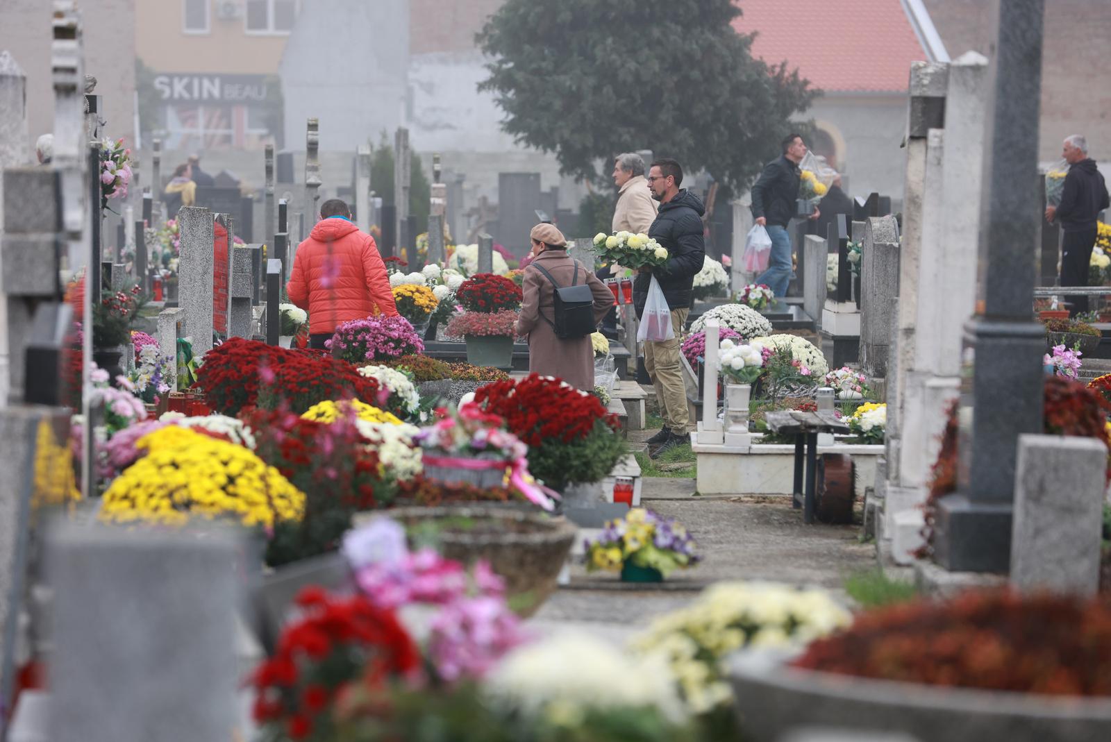 Osječani obilaze groblja