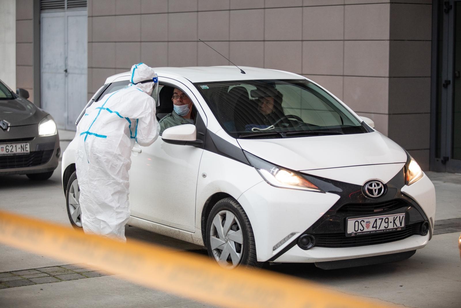 Drive-in testiranje na koronavirus u Osijeku