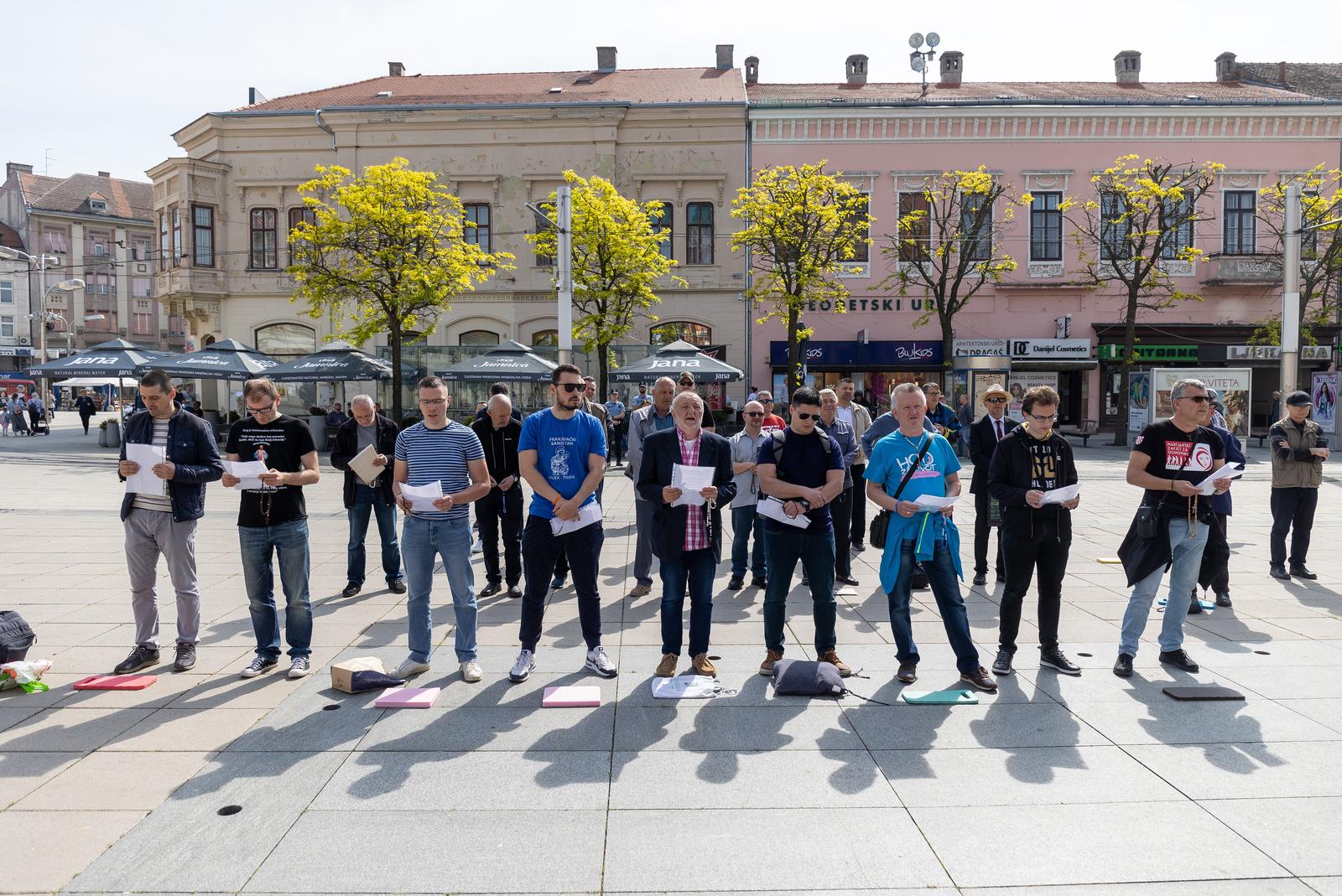 Molitelji ispred katedrale, svibanj 2023.