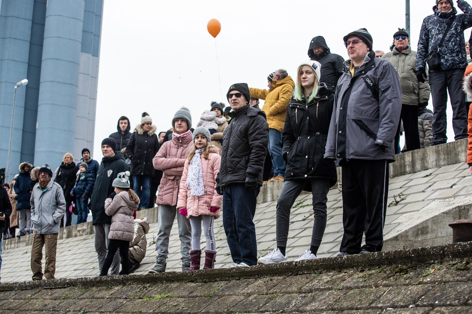 Skok u ledenu Dravu