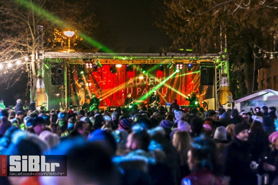 Advent_u_parku_koncert_Vatra_Si