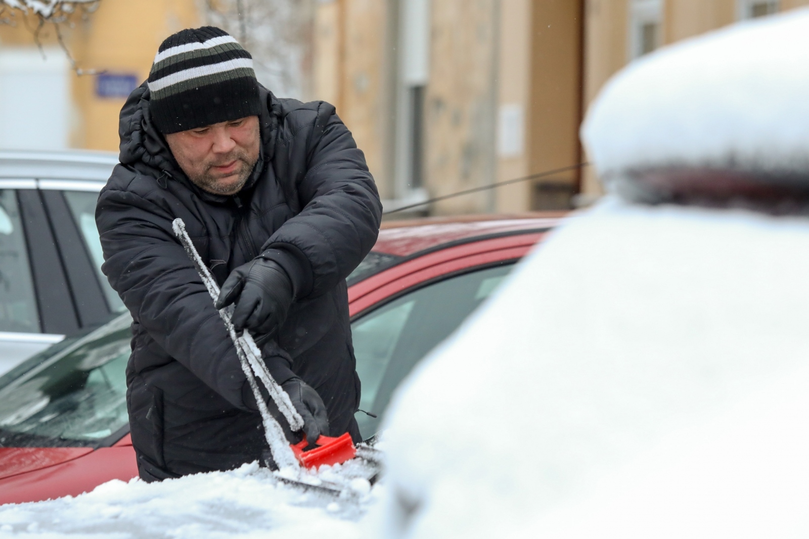 Osijek: Najmlađi iskoristili novi snijeg za sanjkanje u parku