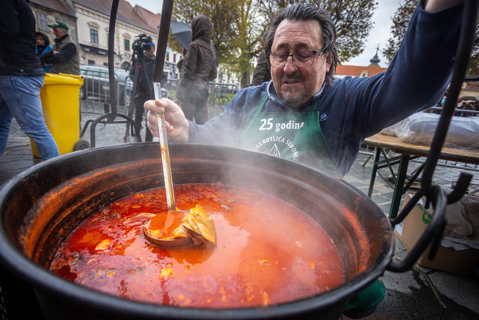 Podjela fiš paprikaša u Tvrđi, Veliki petak 2023.