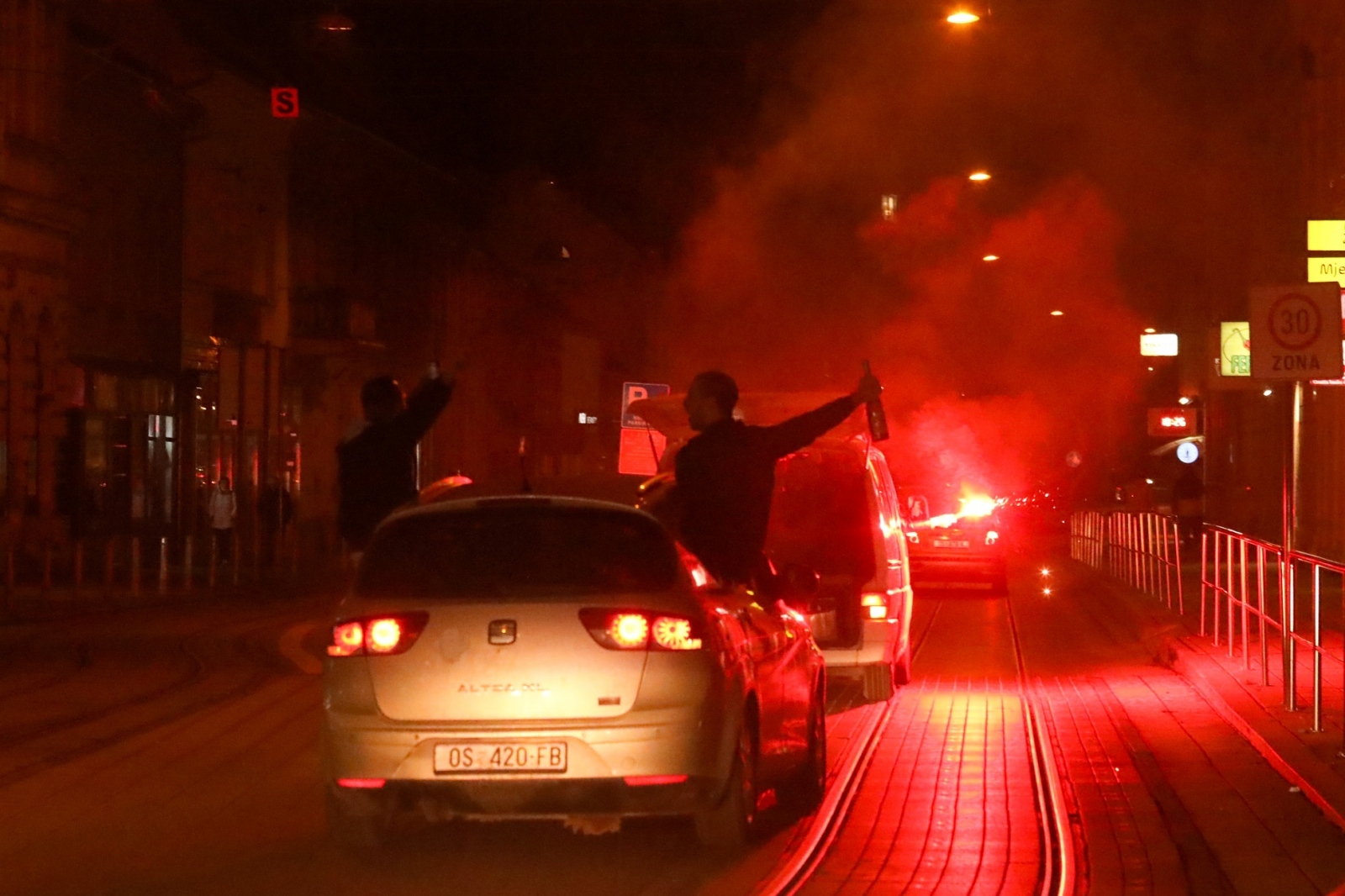 Karusel navijača ulicama Osijeka