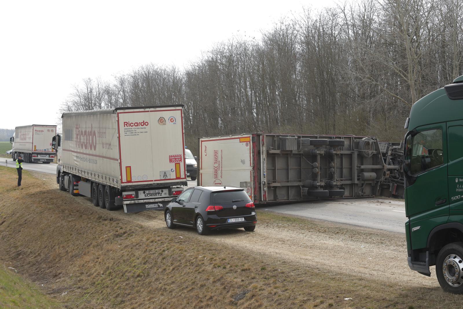Prevrnut kamion na Podravskoj magistrali Prevrnut kamion na Podravskoj magistrali