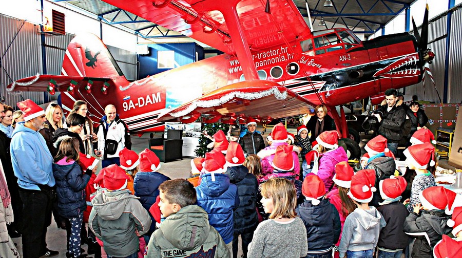 djed_bozicnjak_sletio_u_osijek_