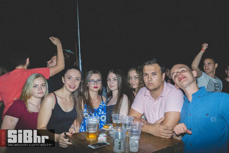 reunion_outside_9
