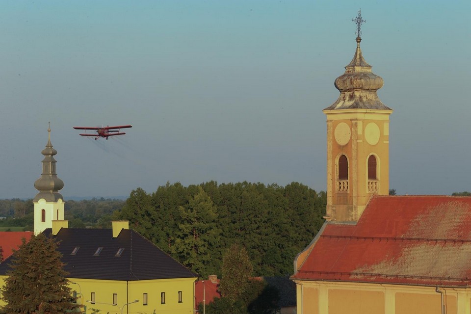 Udar na komarce s neba i sa zemlje Udar na komarce s neba i sa zemlje