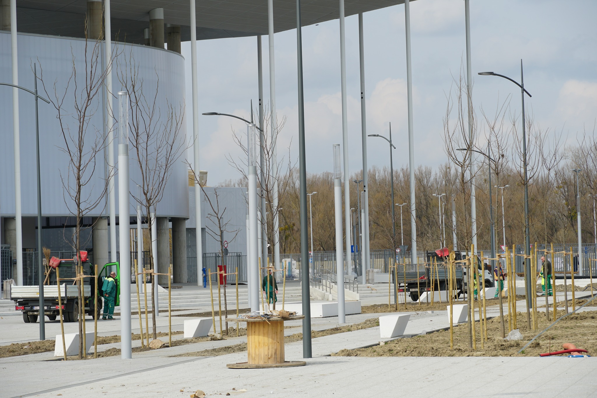 Unikom uređuje prostor oko Pampasa