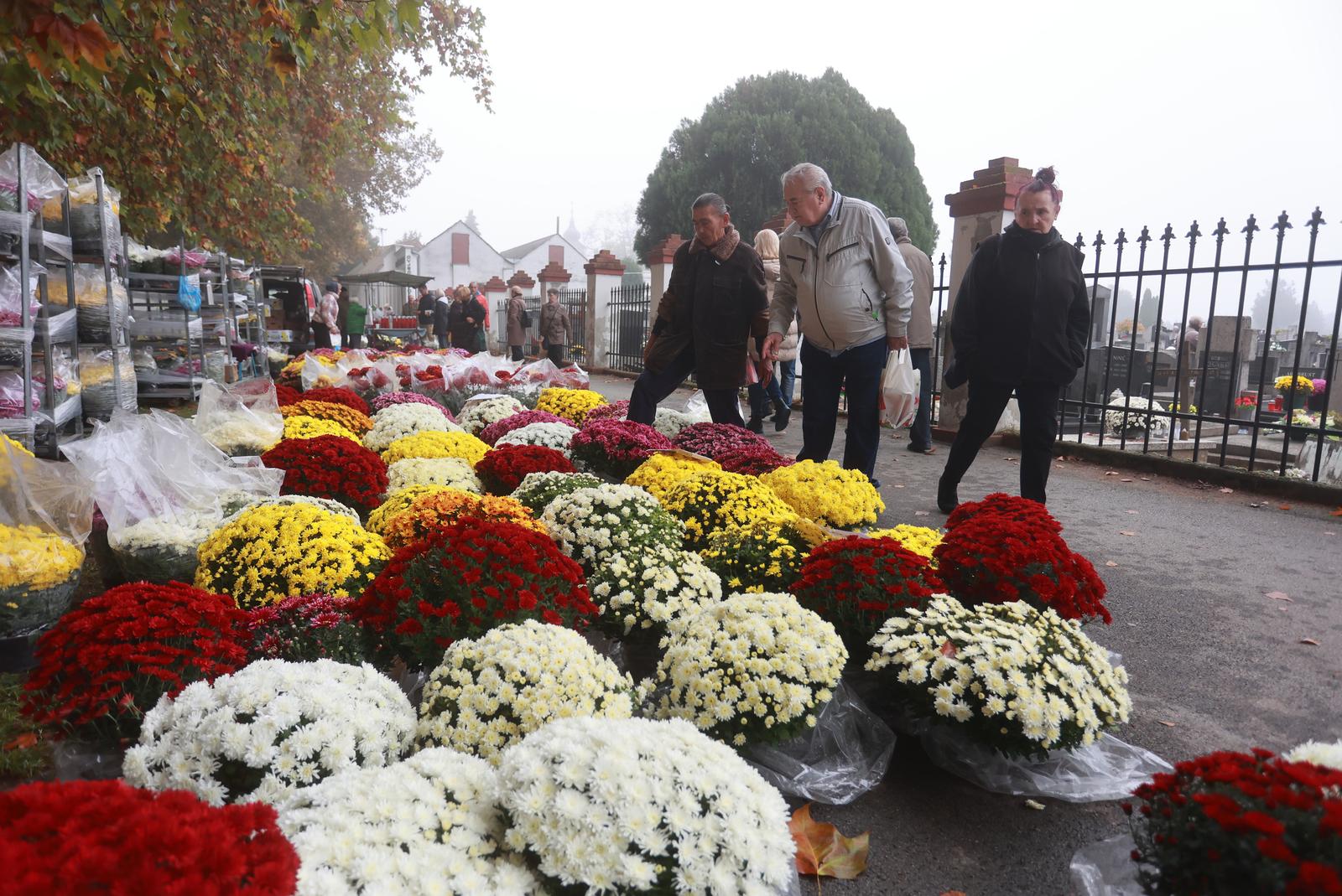 Osječani obilaze groblja