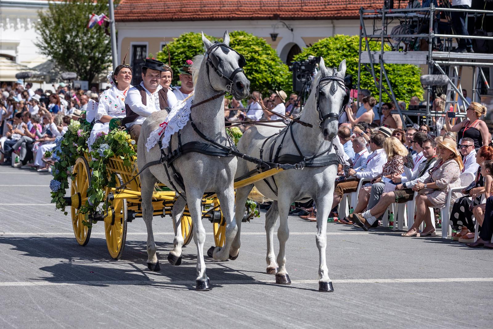 Veliki broj ljudi na svečanoj povorci 58. Đakovačkih vezova