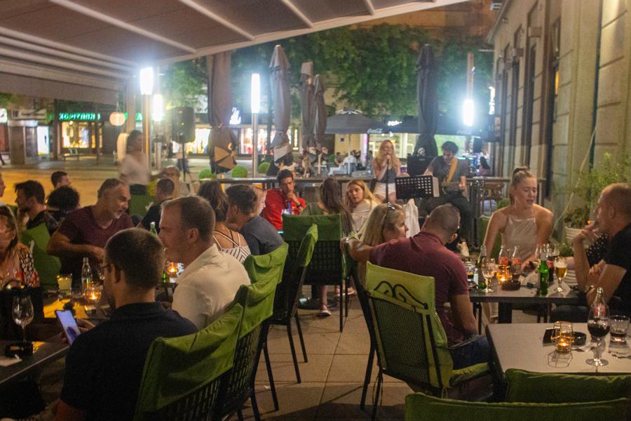 Još jedna odlična glazbena večer na terasi ’22-ojke’