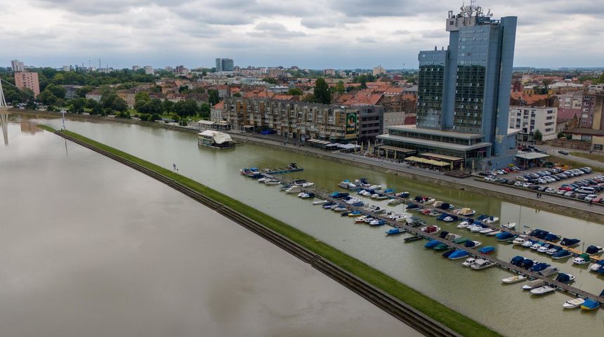 Pogled iz zraka na visoki vodostaj Drave u Osijeku, lipanj 2024. Pogled iz zraka na visoki vodostaj Drave u Osijeku, lipanj 2024.