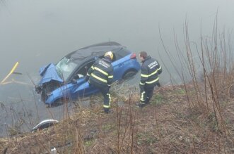 automobil u kanalu