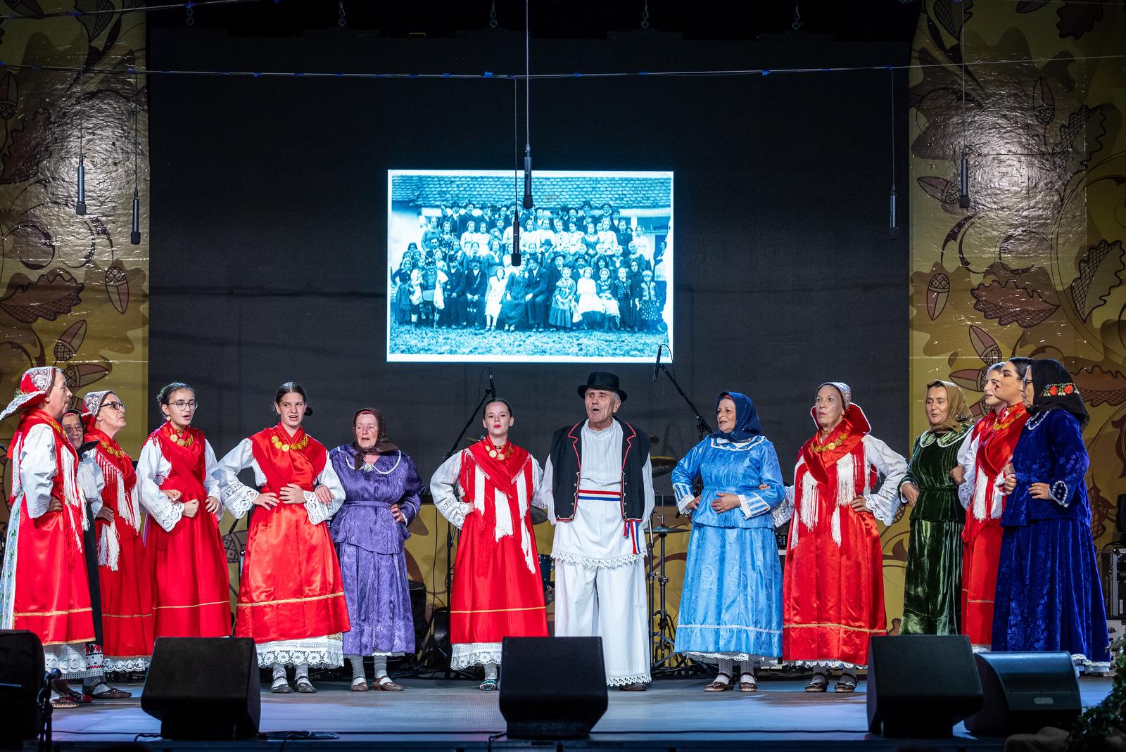 Folklornim večerima započele 58. Vinkovačke jeseni Folklornim večerima započele 58. Vinkovačke jeseni