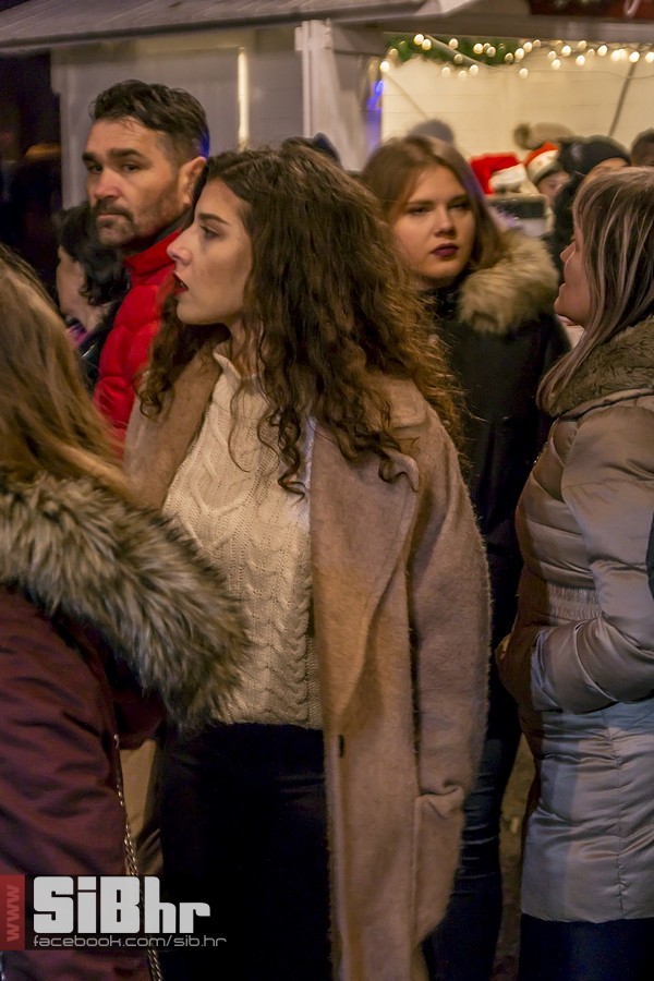 Advent_u_parku_koncert_Vatra_Si