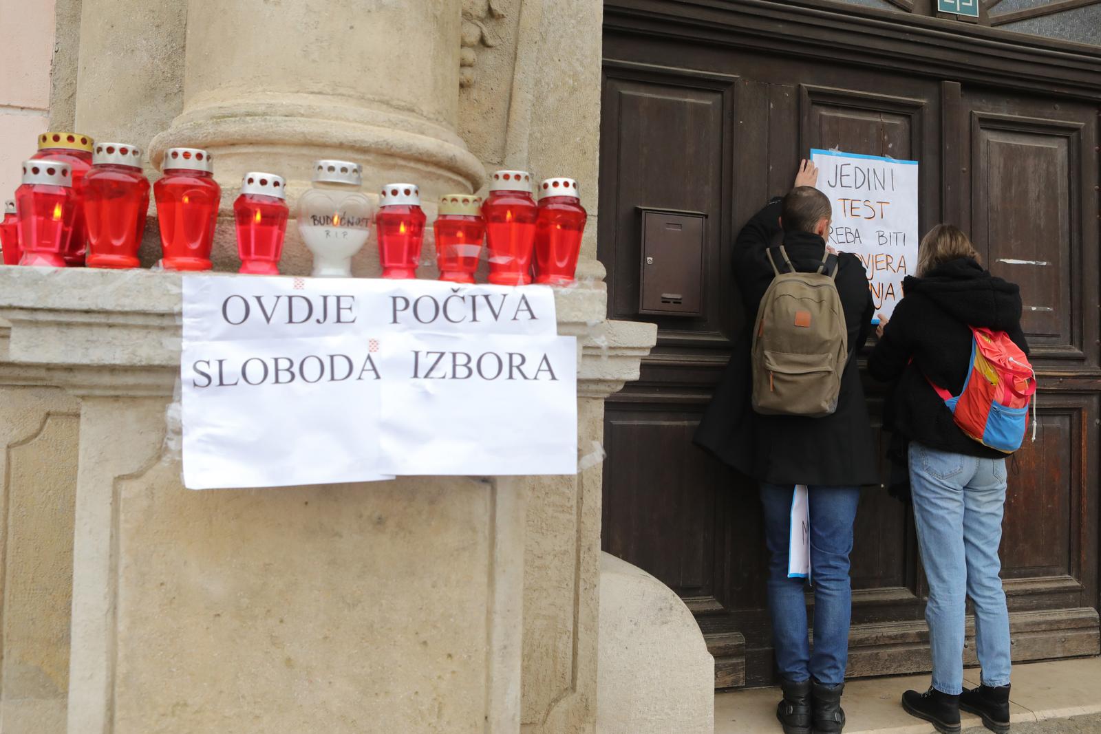 Osječki studenti prosvjedovali protiv obaveznih Covid potvrda na fakultetima